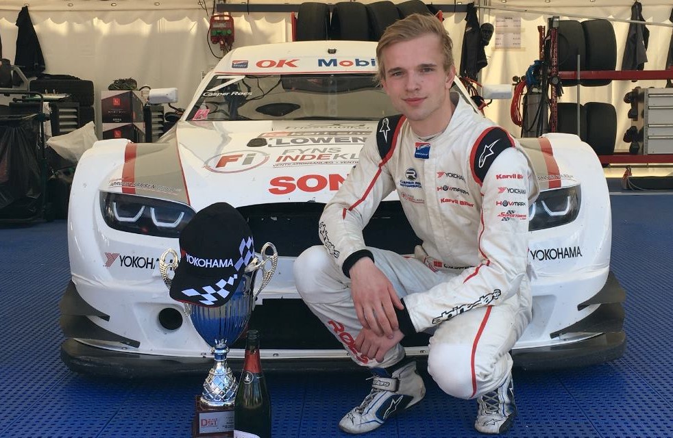 Casper Røes poserer med pokalen fra Ring Djursland.
(Foto: Røes Motorsport)